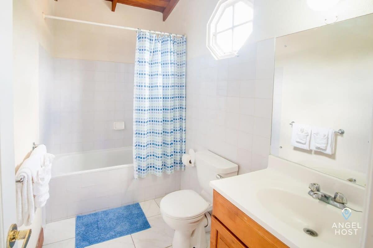 2-Story Townhome With Private Pool, Ideal For Group! Christ Church Eksteriør bilde
