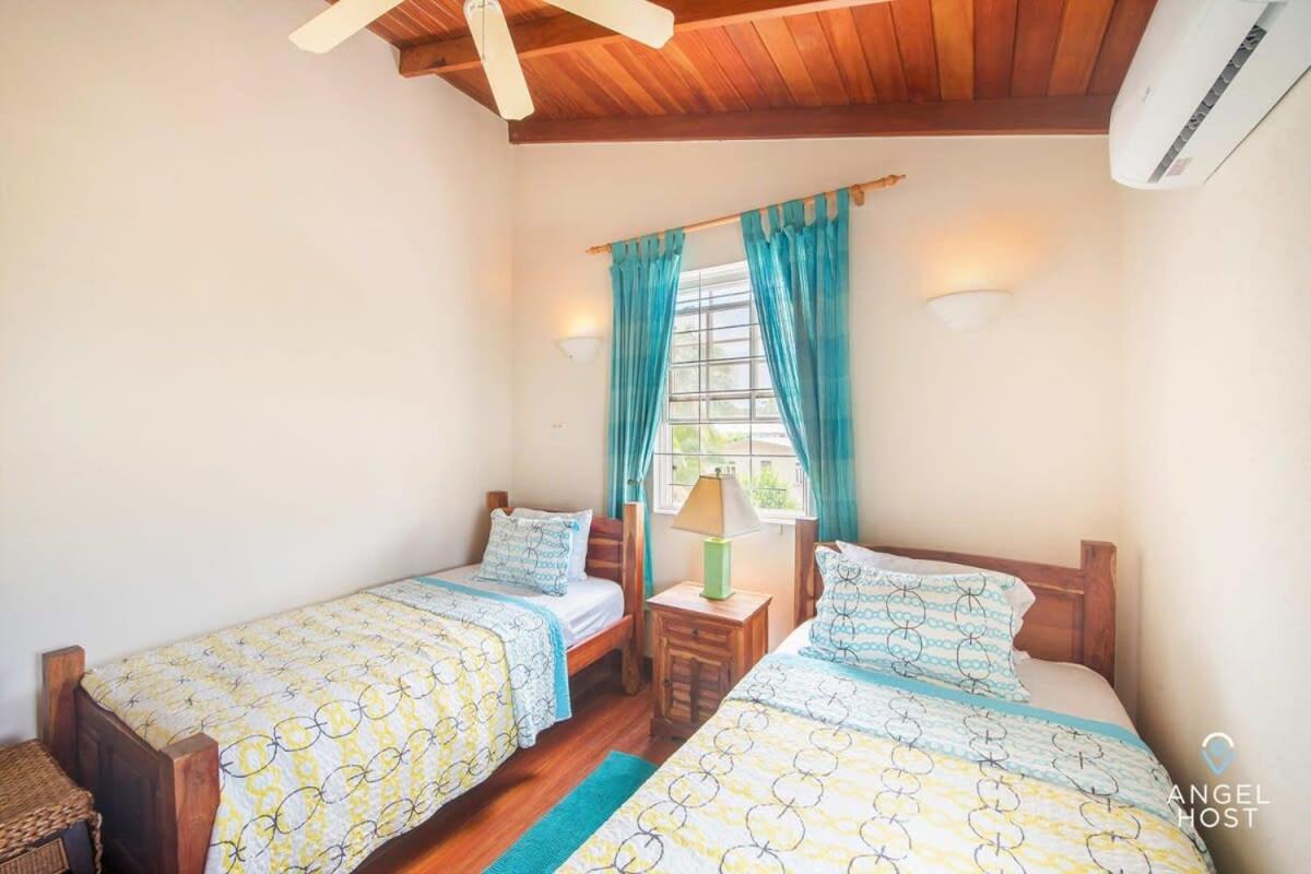 2-Story Townhome With Private Pool, Ideal For Group! Christ Church Eksteriør bilde