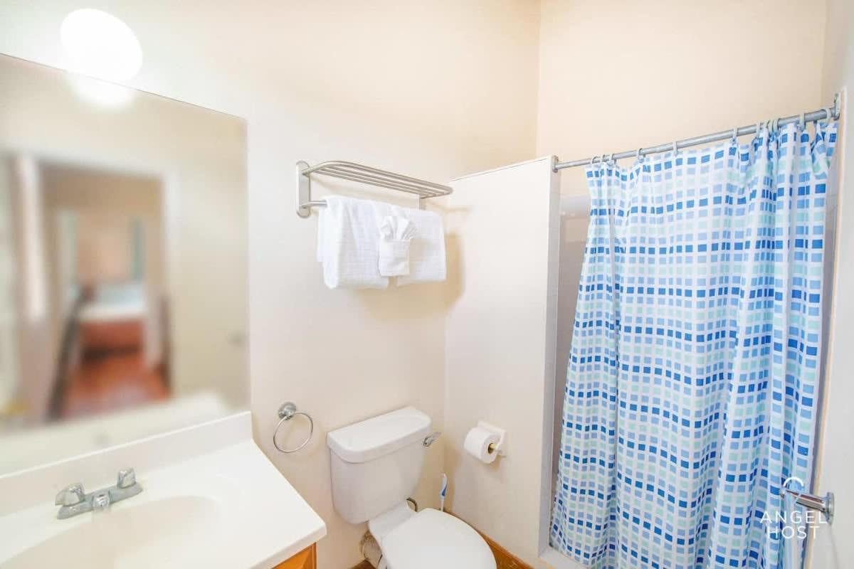2-Story Townhome With Private Pool, Ideal For Group! Christ Church Eksteriør bilde
