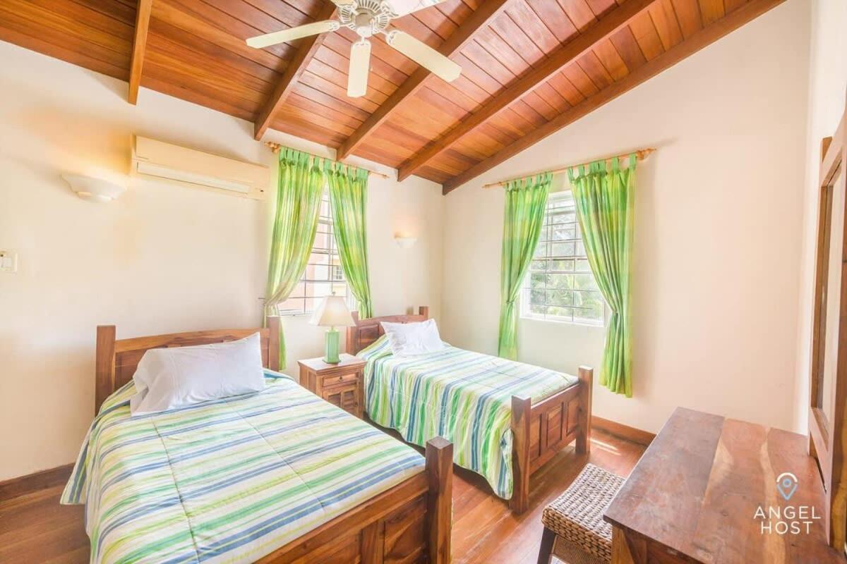 2-Story Townhome With Private Pool, Ideal For Group! Christ Church Eksteriør bilde